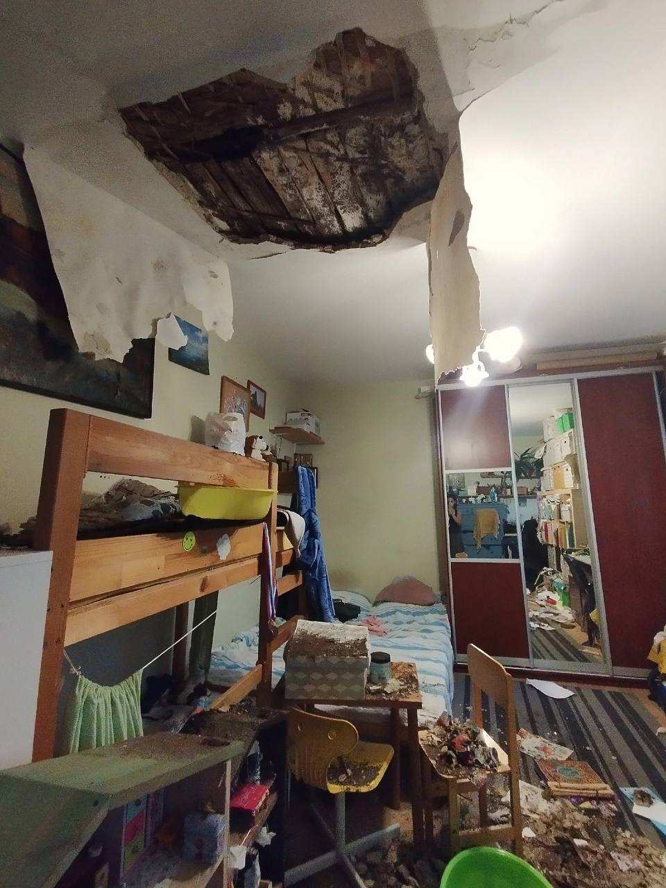 Детей едва не придавил рухнувший потолок в квартире в Нижнем Новгороде