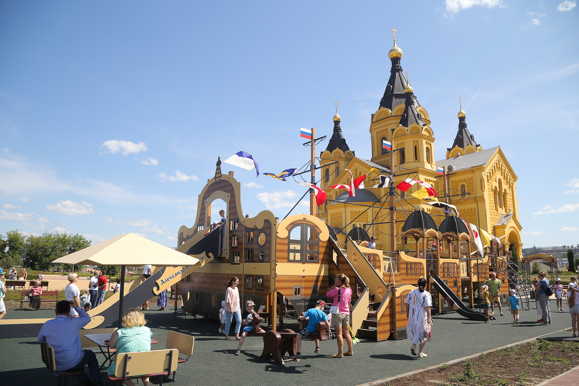 На нижегородской Стрелке появилась детская площадка в виде корабля - фото 1