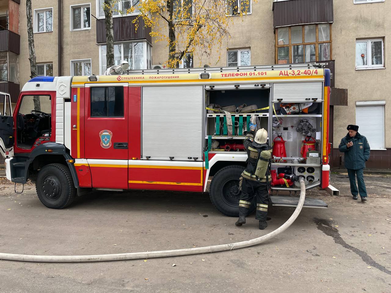 Пожар в воронеже сейчас на правом берегу. Пожарная машина. Пожар. Пожарные машины Воронеж. Машина МЧС.