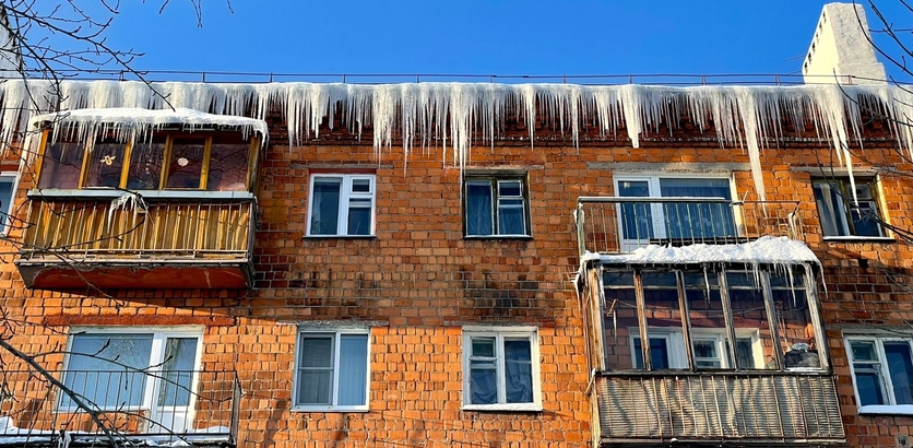 В районах Нижнего Новгорода усилили работу по очистке крыш от снега и наледи