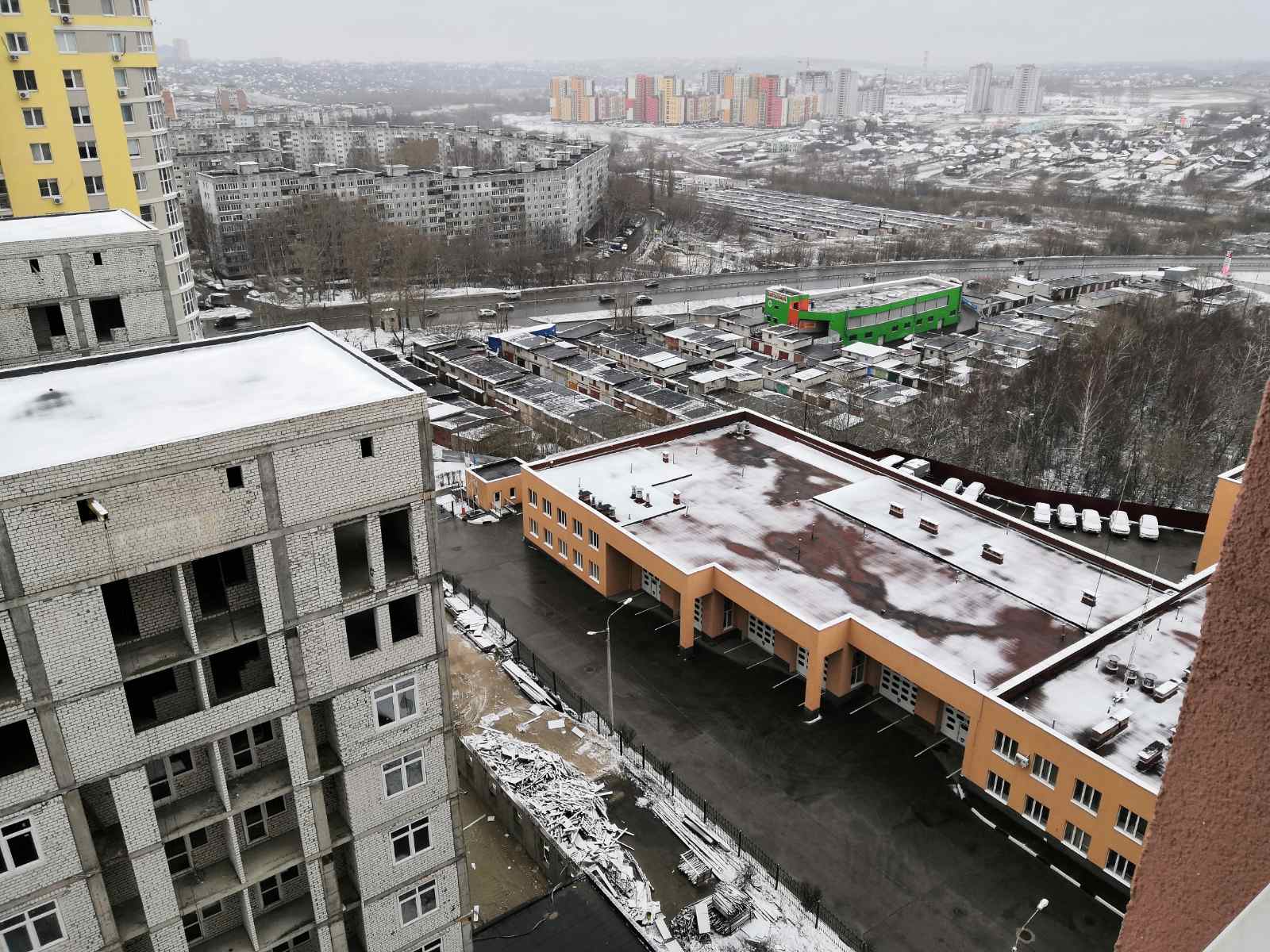 75 машин и 600 рабочих борются с гололедицей в Нижнем Новгороде - фото 1