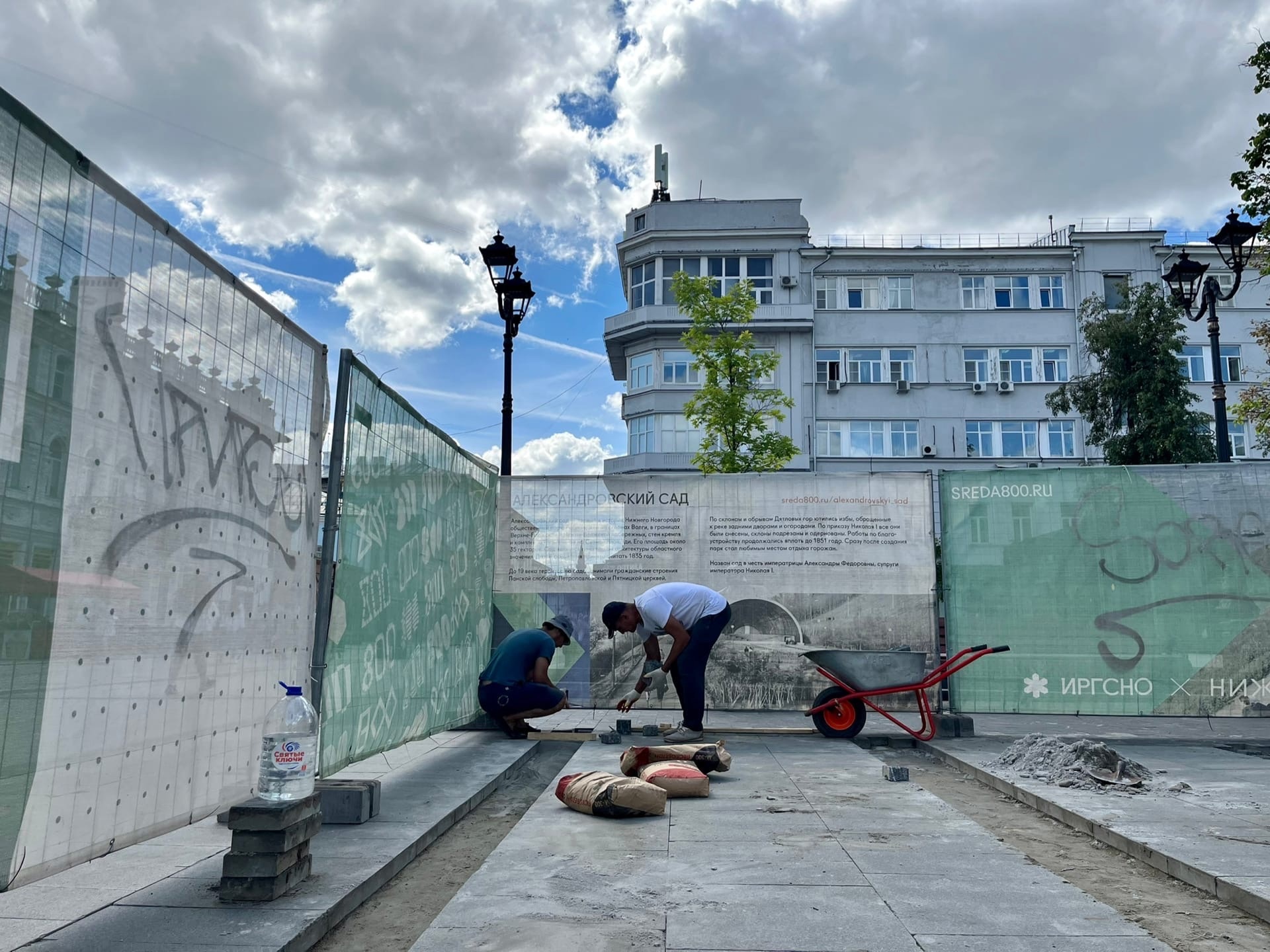 Гранитную брусчатку и тактильную плитку укладывают на Театральной площади в Нижнем Новгороде - фото 1