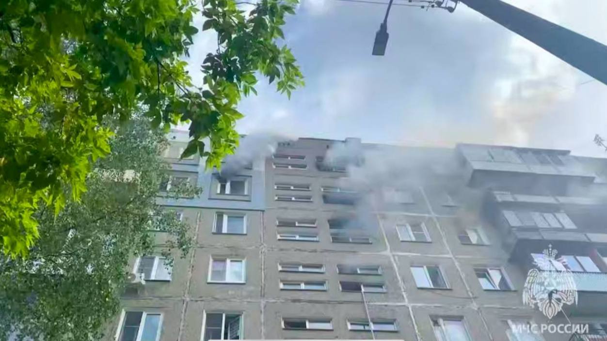 Трое взрослых и подросток пострадали при пожаре в девятиэтажке на Пермякова - фото 1