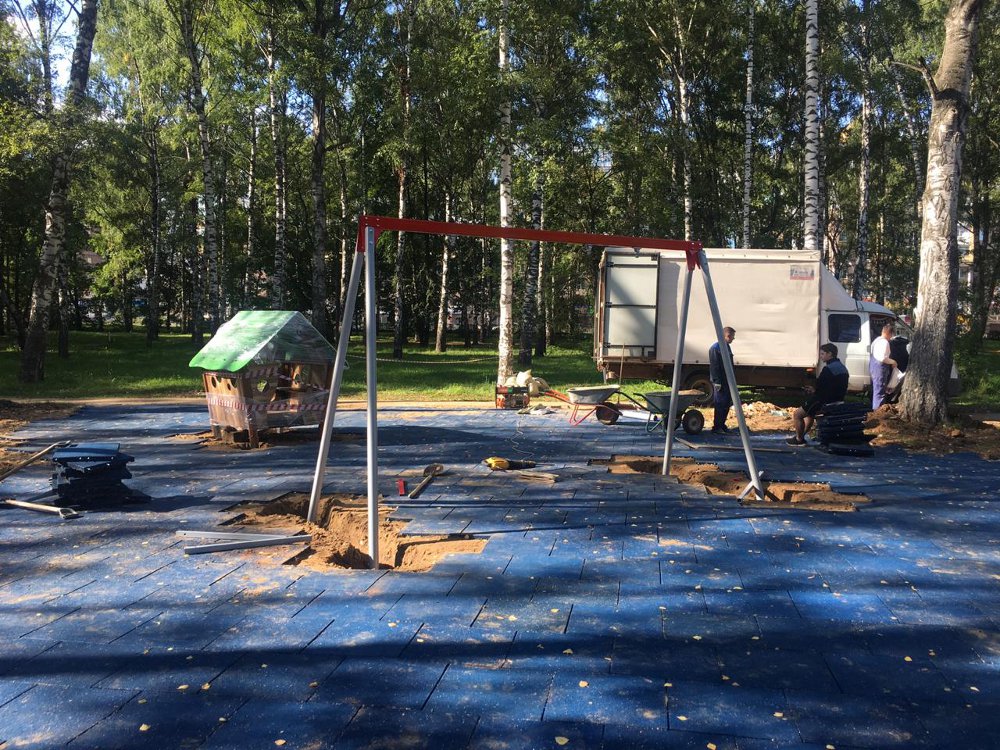 Батут, качели и большую песочницу начали устанавливать в нижегородском парке Пушкина