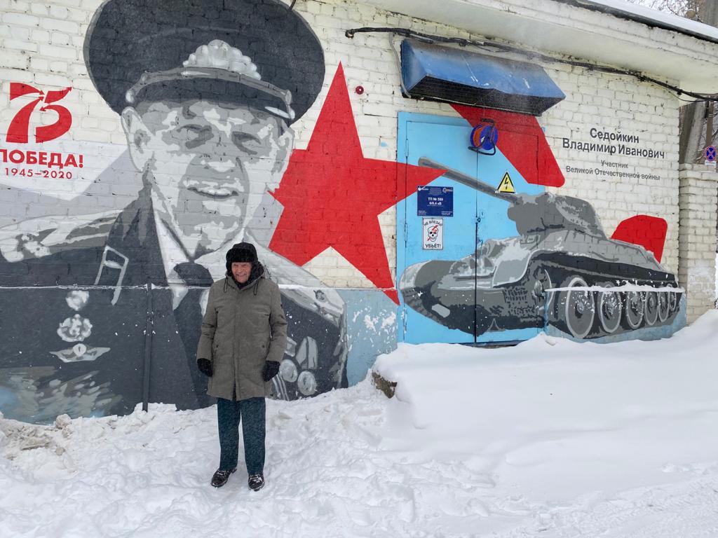 Портрет ветерана, наблюдавшего салют победы в 1945 году, украсил улицу Нижнего Новгорода - фото 1