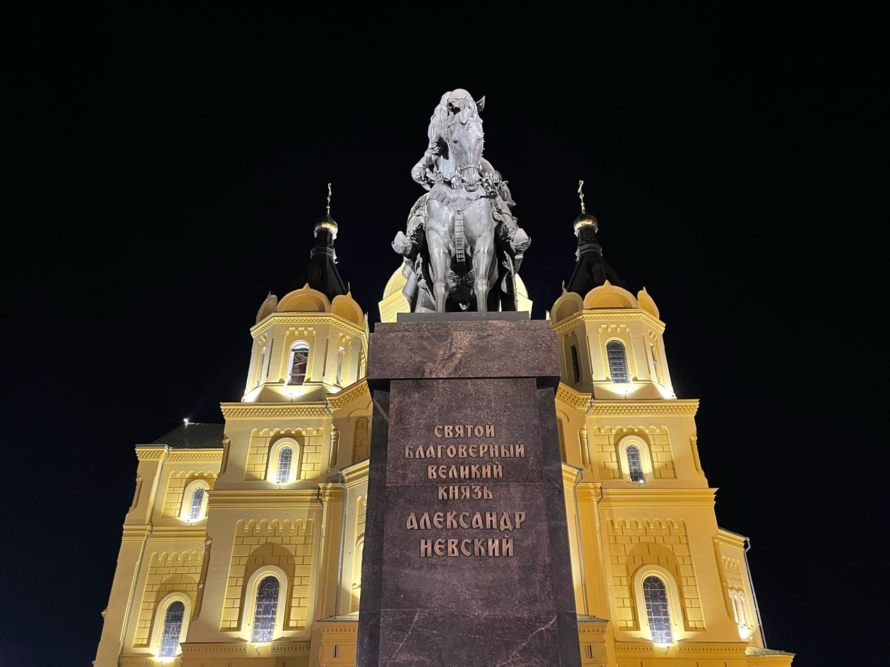 Памятник Александру Невскому освятили и открыли на Стрелке в Нижнем Новгороде - фото 1