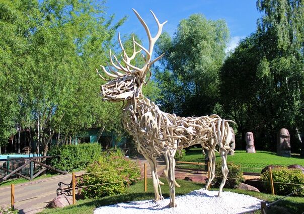 700-килограммовая скульптура из оленьих рогов появилась в нижегородском зоопарке