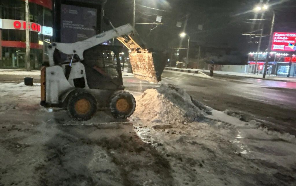 В Ростове коммунальщики убрали более 3200 тонн снега за время непогоды - фото 1