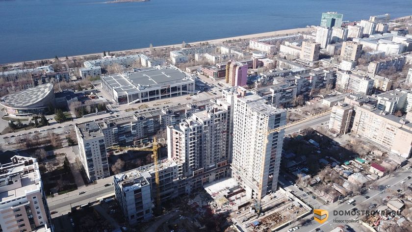 Строительство элитной высотки в центре Самары показали с высоты - фото 1