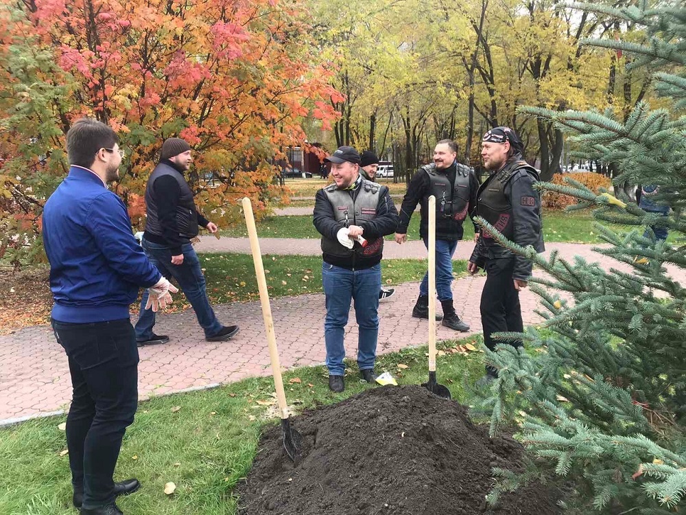 «Ночные волки» высадили ели и дубы в  сквере Тружеников тыла