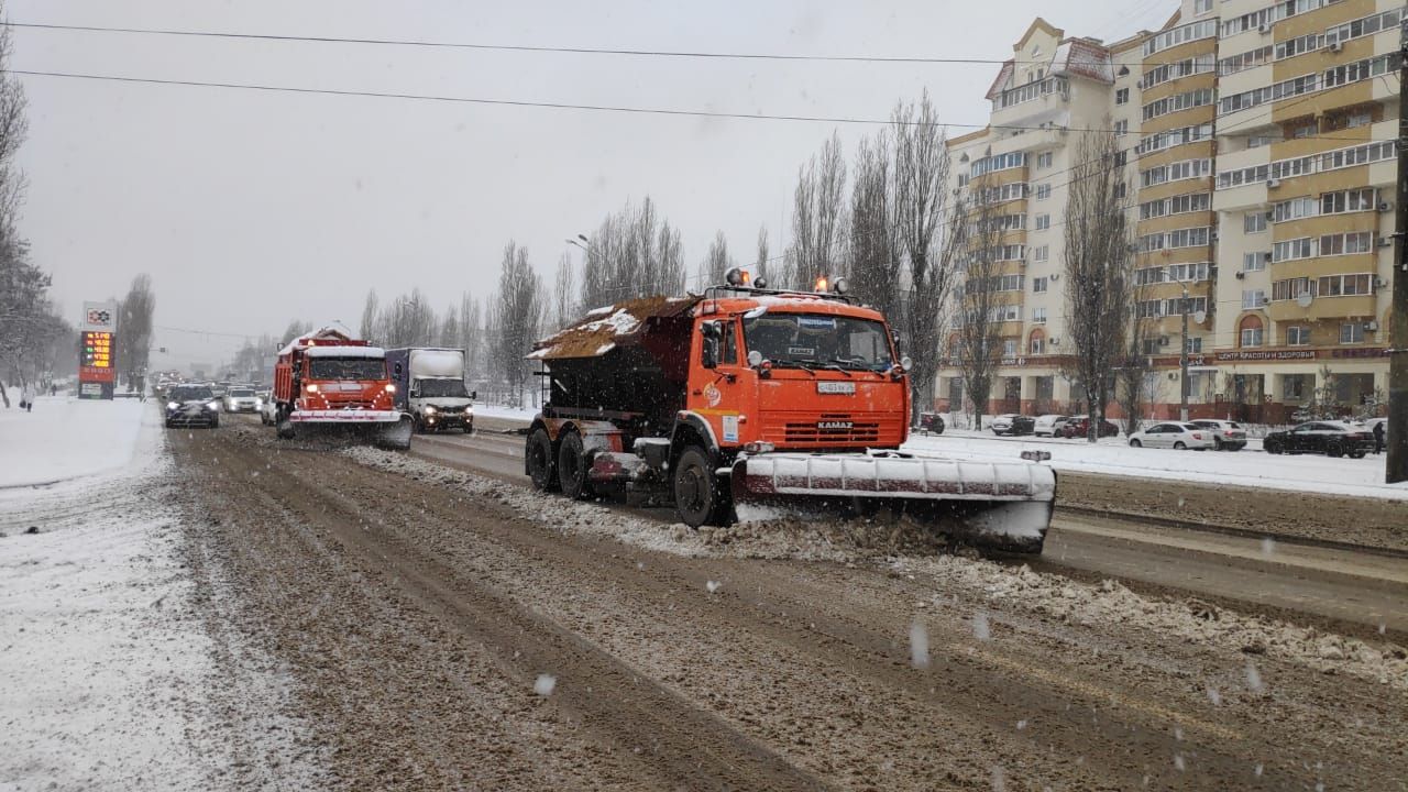 В минувшие выходные в Воронеже коммунальщики вывезли с улиц около 650 «КамАЗов» снега